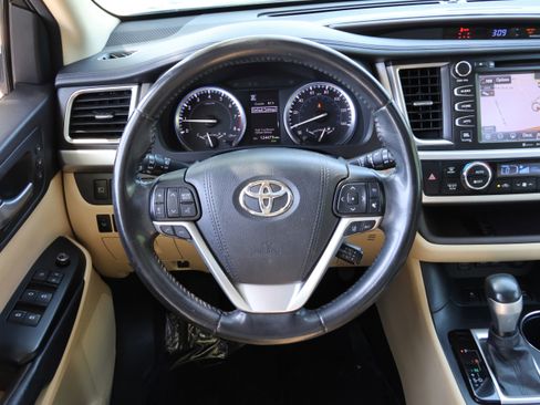Used 2017 Toyota Highlander Limited AWD/4WD image 18
