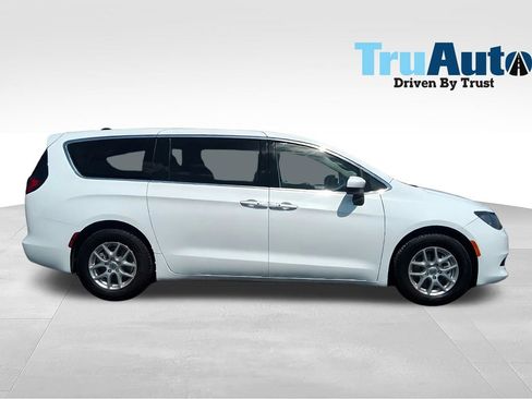 Used 2023 Chrysler Voyager LX FWD image 8