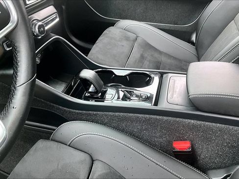 Certified 2025 Volvo XC40 B5 Plus AWD/4WD image 19