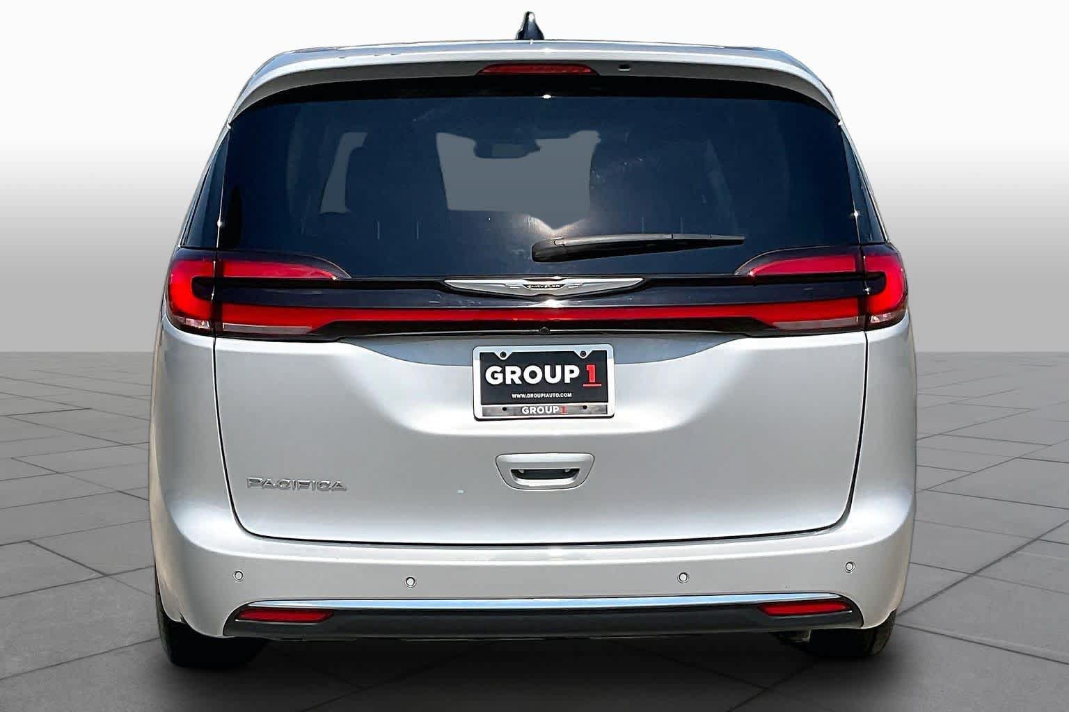 Used 2024 Chrysler Pacifica Touring-L FWD image 4