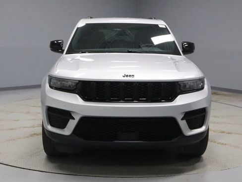 Used 2024 Jeep Grand Cherokee Altitude image 7