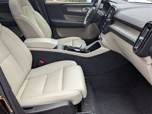 Certified 2023 Volvo XC40 B5 Plus w/ Protection Package Premier image 27