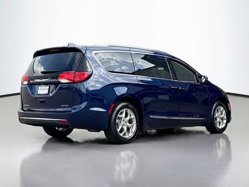 Used 2017 Chrysler Pacifica Limited w/ UConnect Theater Package FWD image 2