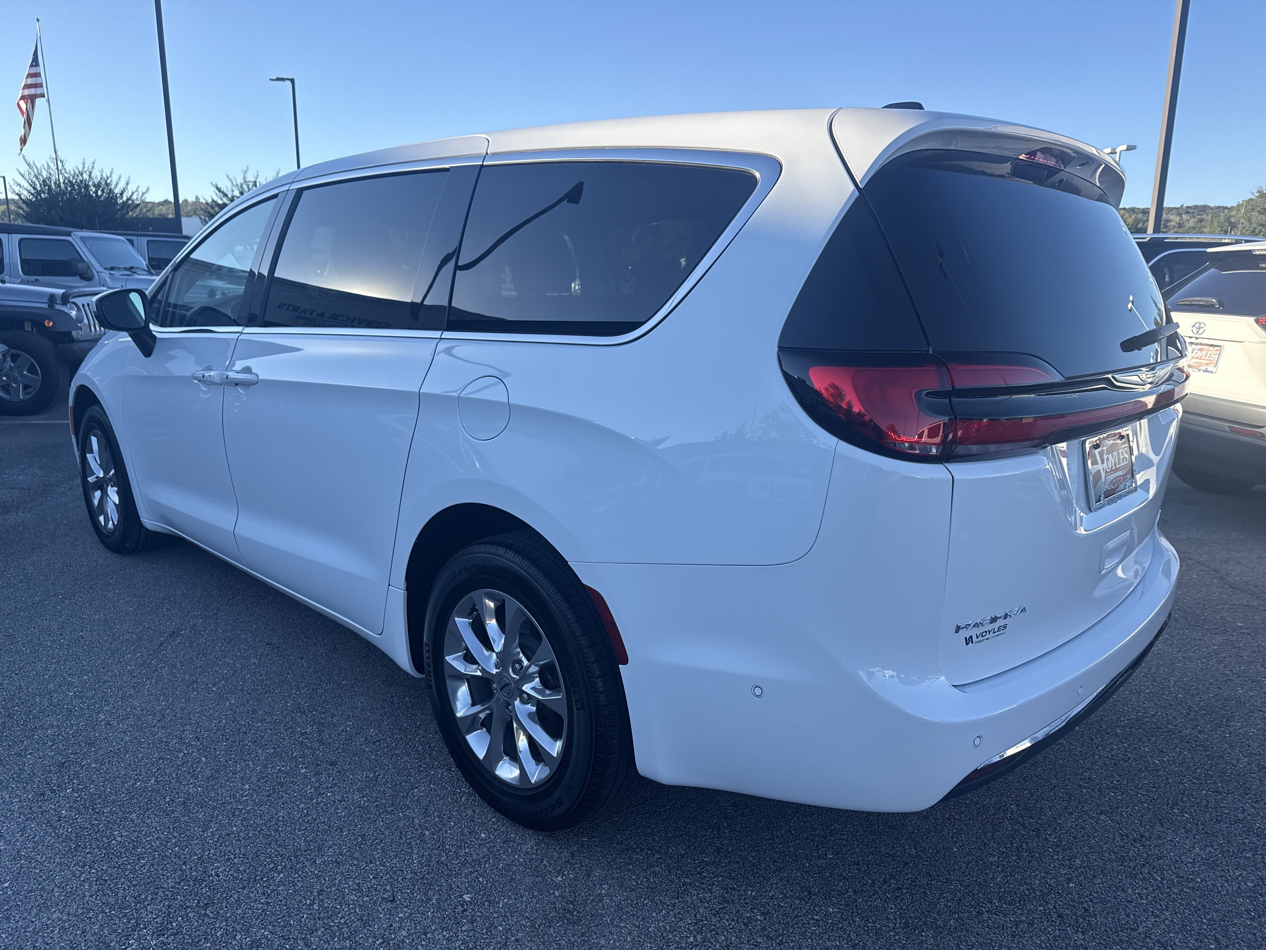 Used 2023 Chrysler Pacifica Touring-L w/ Uconnect Theater Family Group AWD/4WD image 5