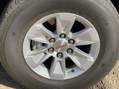 Used 2025 GMC Sierra 1500 SLE w/ Preferred Package AWD/4WD image 4