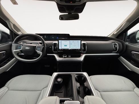 Used 2025 Ford Expedition Platinum image 13