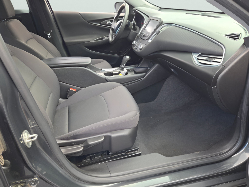 Used 2017 Chevrolet Malibu LT FWD image 7
