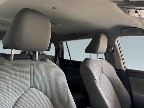 Used 2022 Toyota Highlander LE image 24