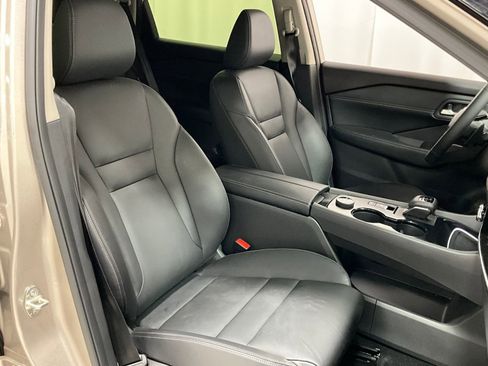 Used 2025 Nissan Rogue SL image 6