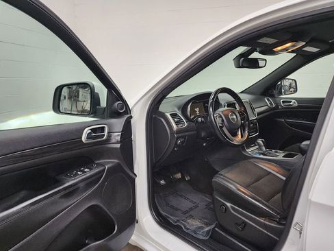 Used 2019 Jeep Grand Cherokee Altitude RWD image 11