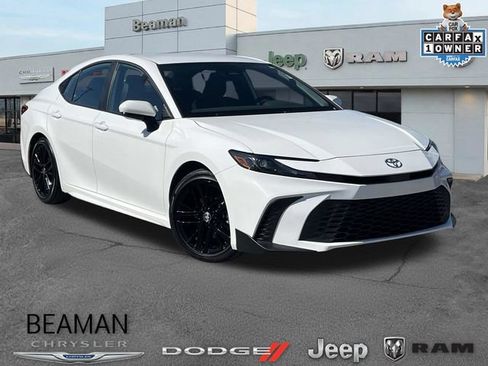 Used 2025 Toyota Camry SE FWD image 1