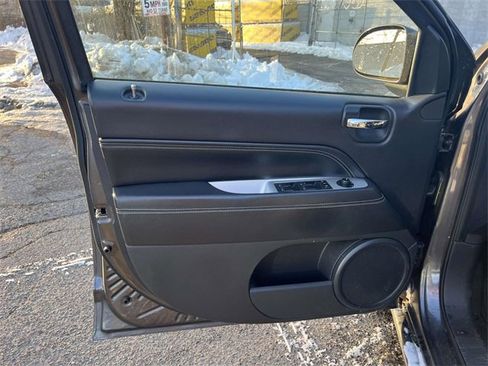 Used 2017 Jeep Compass Latitude image 16