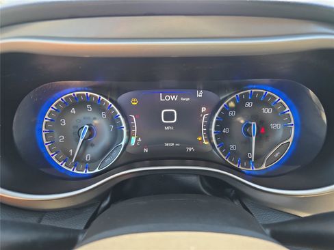 Used 2023 Chrysler Pacifica Touring-L image 36