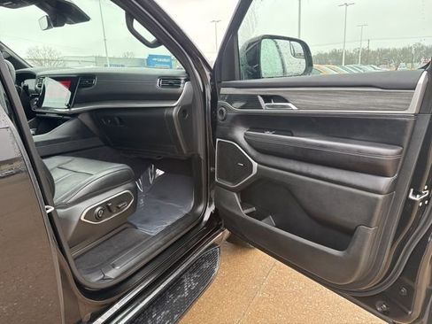 Used 2023 Jeep Wagoneer L Series II image 53