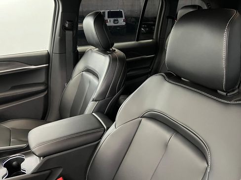 New 2025 Jeep Grand Cherokee Limited w/ Black Appearance Package AWD/4WD image 16