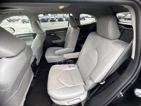 Used 2023 Toyota Highlander Limited image 11