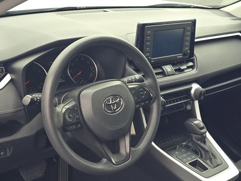 Used 2022 Toyota RAV4 LE image 9