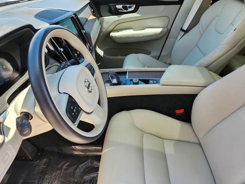Used 2022 Volvo XC60 B5 Momentum AWD/4WD image 4