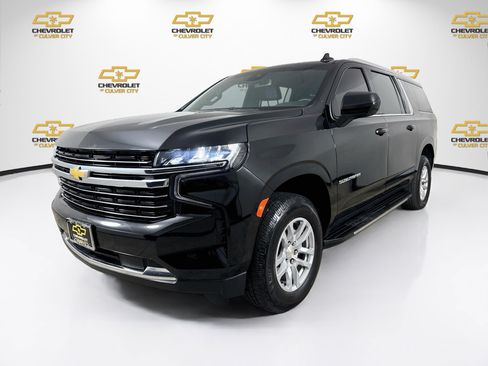 Used 2024 Chevrolet Suburban LT RWD image 3