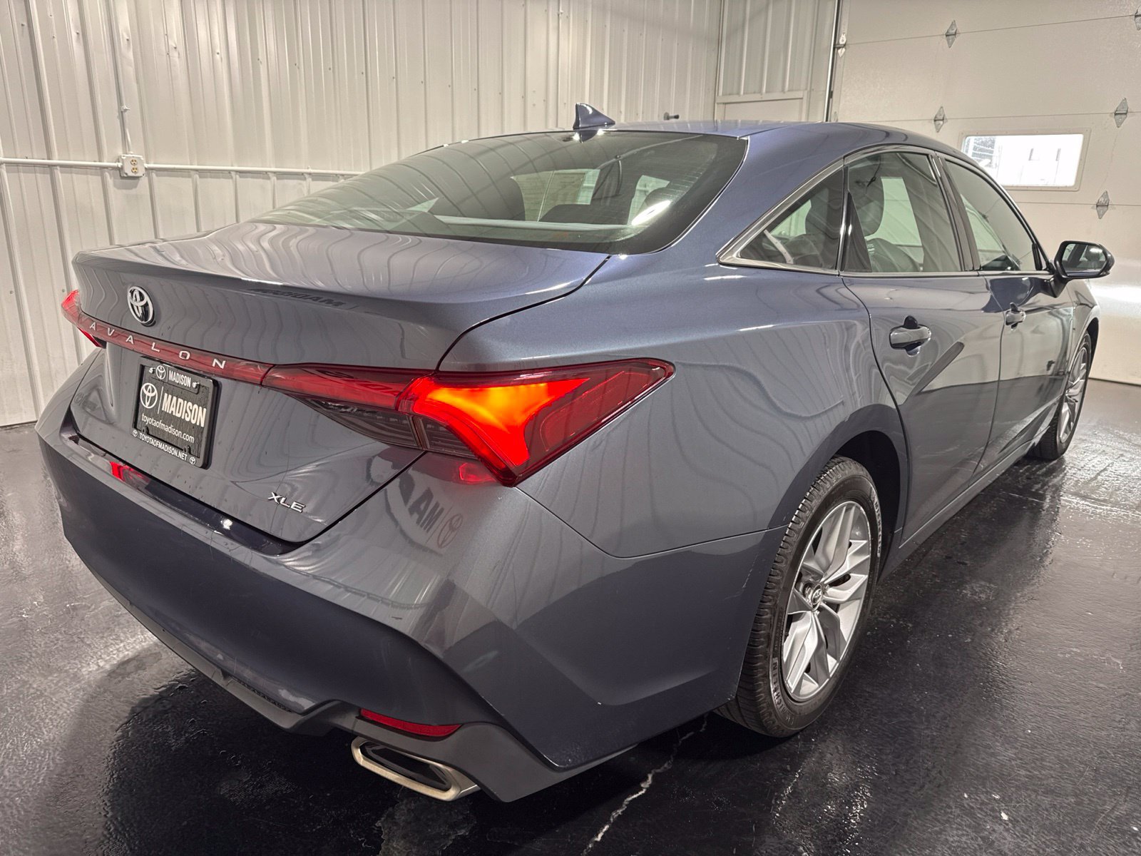 Used 2019 Toyota Avalon XLE w/ Moonroof Package FWD image 4