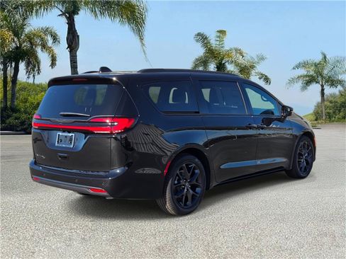 New 2026 Chrysler Pacifica Select image 4