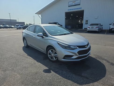 Used 2017 Chevrolet Cruze LT w/ LT Convenience Package FWD image 7