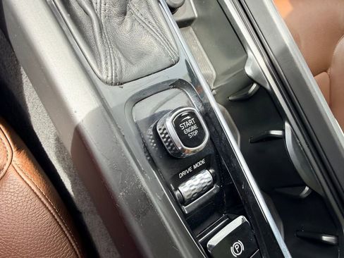 Used 2018 Volvo XC60 T5 Momentum w/ Convenience Package image 6