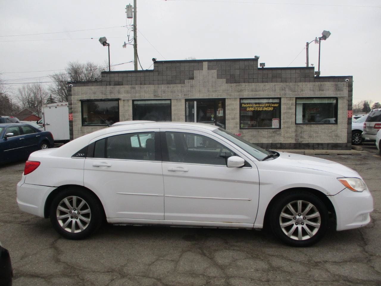 Used 2013 Chrysler 200 Touring FWD image 2