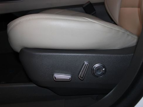 Used 2025 Lincoln Nautilus Premier image 9