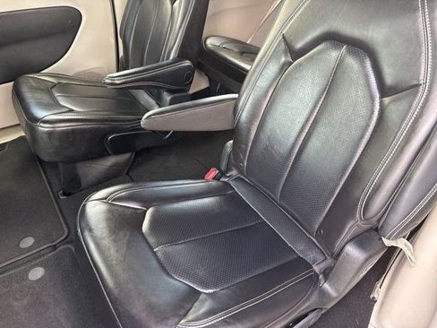 Used 2023 Chrysler Pacifica Touring-L FWD image 30