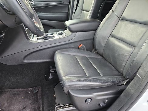 Used 2019 Jeep Grand Cherokee Limited image 16