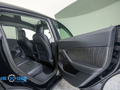Used 2022 Tesla Model Y Long Range AWD/4WD image 32