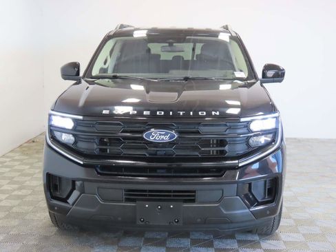 Used 2025 Ford Expedition Active AWD/4WD image 2