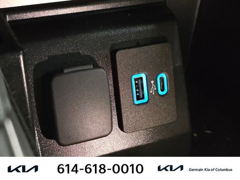 Used 2023 Ford Explorer XLT image 32