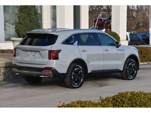 Used 2024 Kia Sorento S w/ Panoramic Sunroof Package image 4