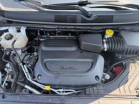 Used 2024 Chrysler Pacifica Touring-L FWD image 13