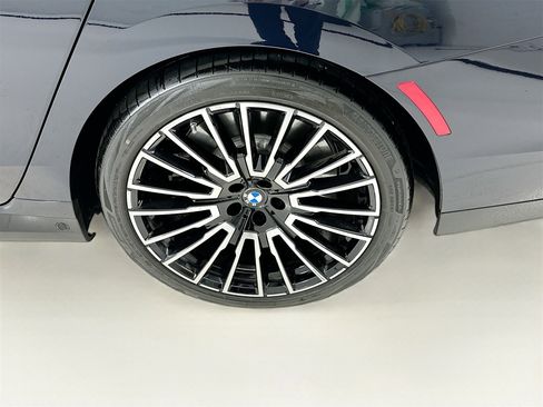 Used 2025 BMW 760i xDrive w/ Executive Package image 33