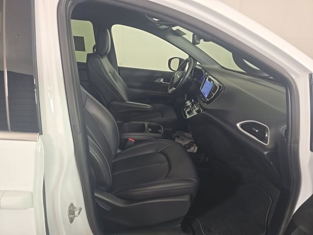 Used 2025 Chrysler Pacifica Select FWD image 6