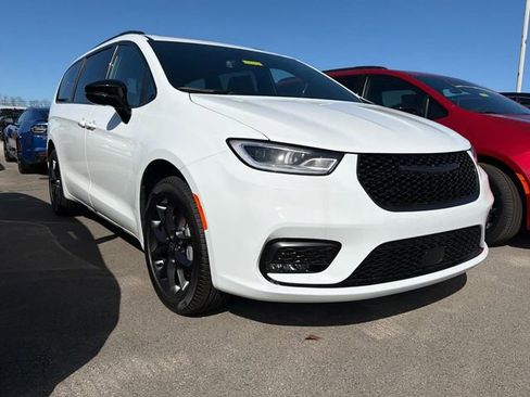 New 2026 Chrysler Pacifica Limited w/ Uconnect Theater Family Group AWD/4WD image 3