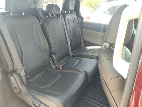 Used 2025 Kia Carnival FWD image 2