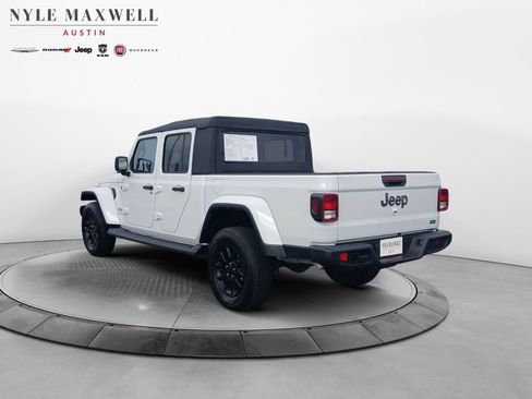Used 2023 Jeep Gladiator Overland AWD/4WD image 14