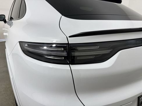 Certified 2023 Porsche Cayenne Turbo AWD/4WD image 18