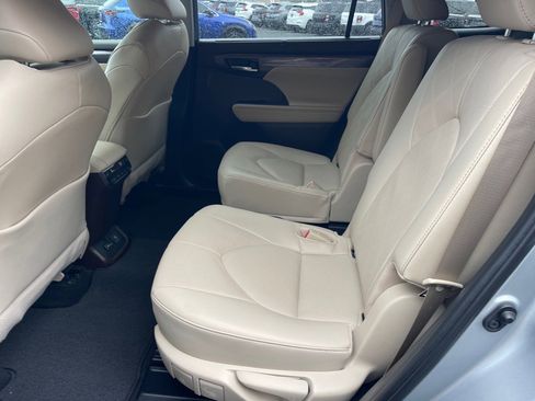 Used 2022 Toyota Highlander Platinum image 12