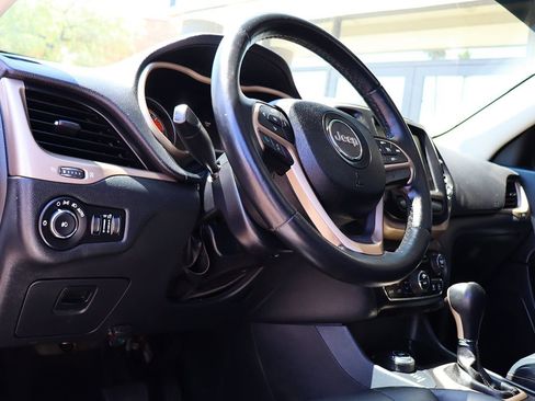 Used 2016 Jeep Cherokee Limited image 39