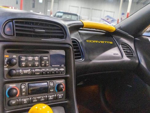 Used 2001 Chevrolet Corvette Convertible w/ Preferred Equipment Group2 image 12