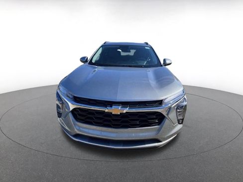 Used 2025 Chevrolet Trax LT w/ LT Convenience Package image 3