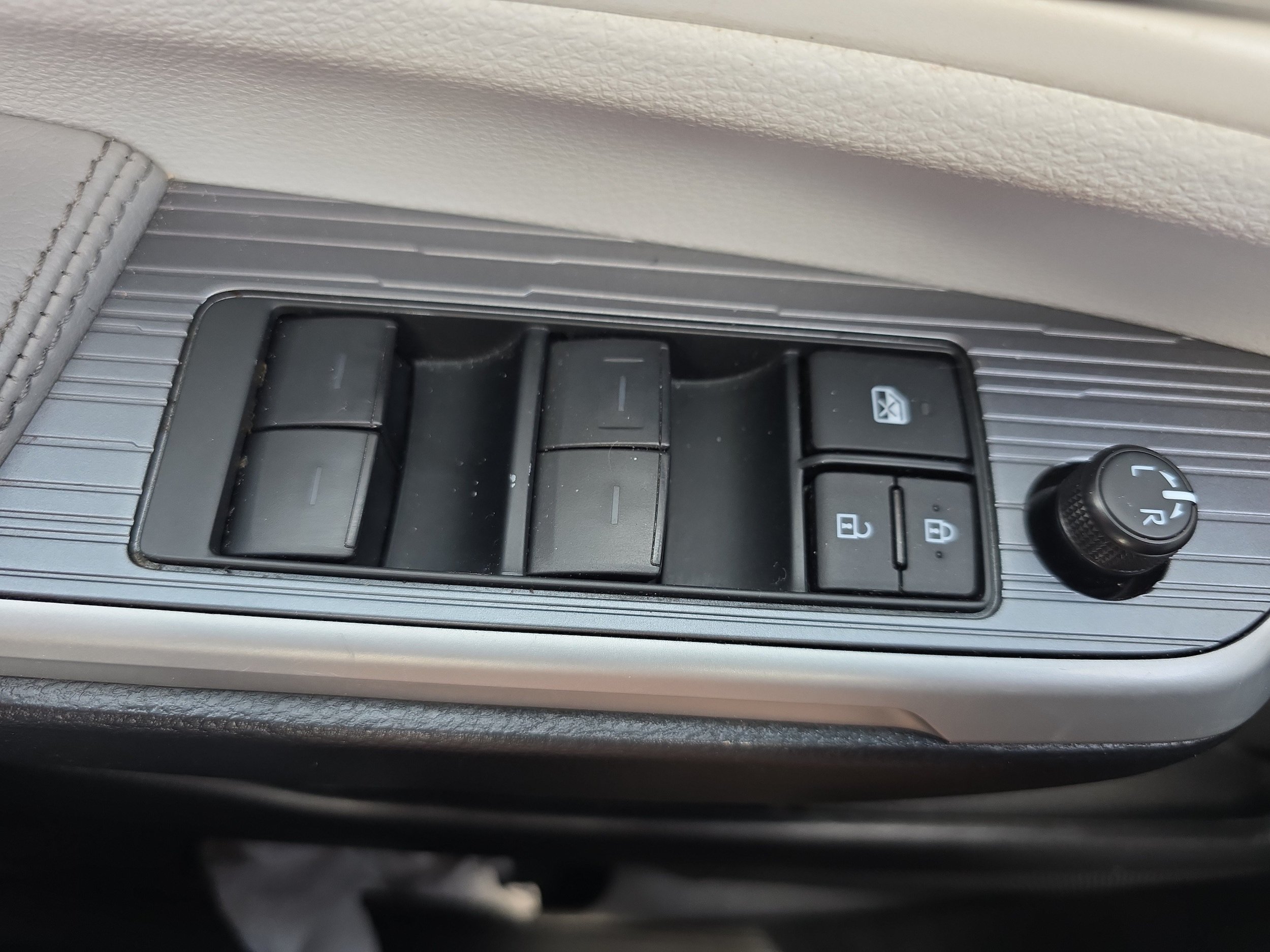 Used 2025 Toyota Sienna LE AWD/4WD image 27