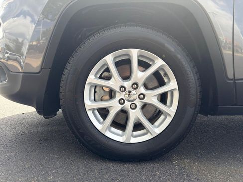 Used 2018 Jeep Cherokee Latitude Plus w/ Cold Weather Group AWD/4WD image 11