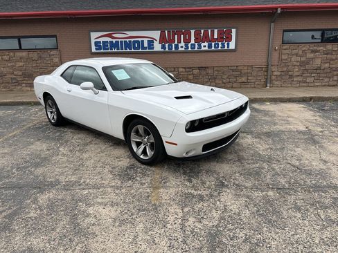 Used 2016 Dodge Challenger SXT image 2