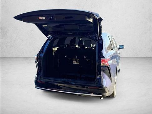 Used 2025 Toyota Sienna Platinum image 6